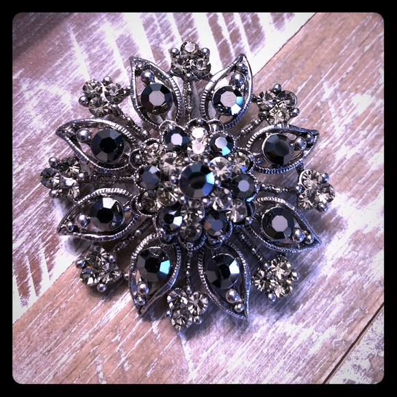 Jewelry - Retro brooch